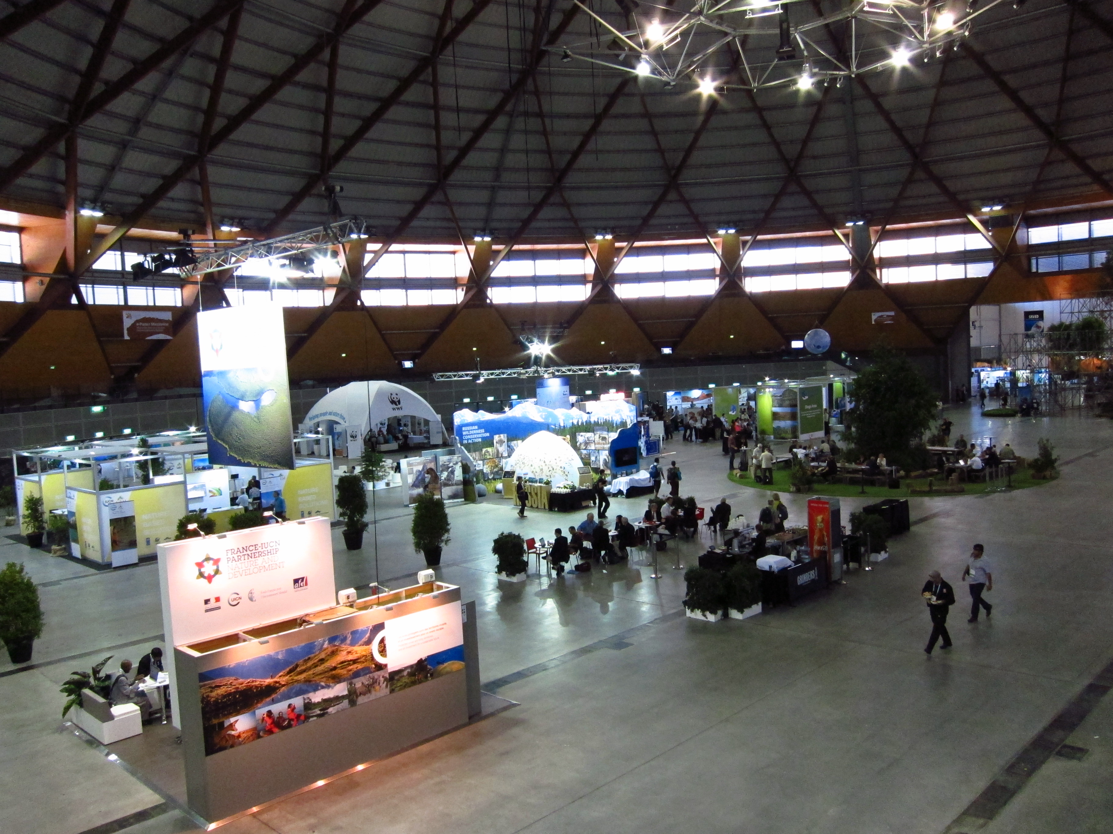 Centrem WPC 2014 byla kruhová hala s expozicemi, pavilóny, stánky a auditorii. Foto Tomáš Rothröckl