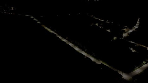 Ukázka, jak v Kravsku u Znojma svítí veřejné osvětlení jen na komunikace a ne do přírody nebo oken, na fasády a podobně. Foto: Zbyněk Svoboda