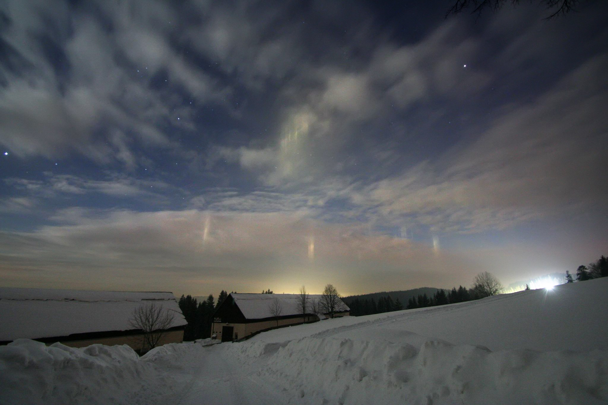 Světlo sjezdovek odražené jako "prasátka" na vrstvě mraku obsahující ledové krystalky. Foto: Jiří Hlisnikovský