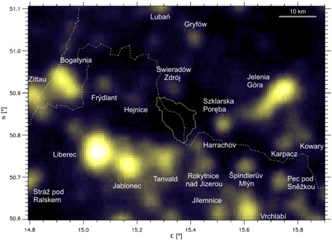 Noční satelitní snímek Jizerských hor a jejich okolí. Hranice Jizerské oblasti tmavé oblohy jsou vyznačeny žlutou čárou. Světelné znečištění způsobené nešetrným svícením ve městech je vidět jako jasné ostrovy světla. Podklady: NASA