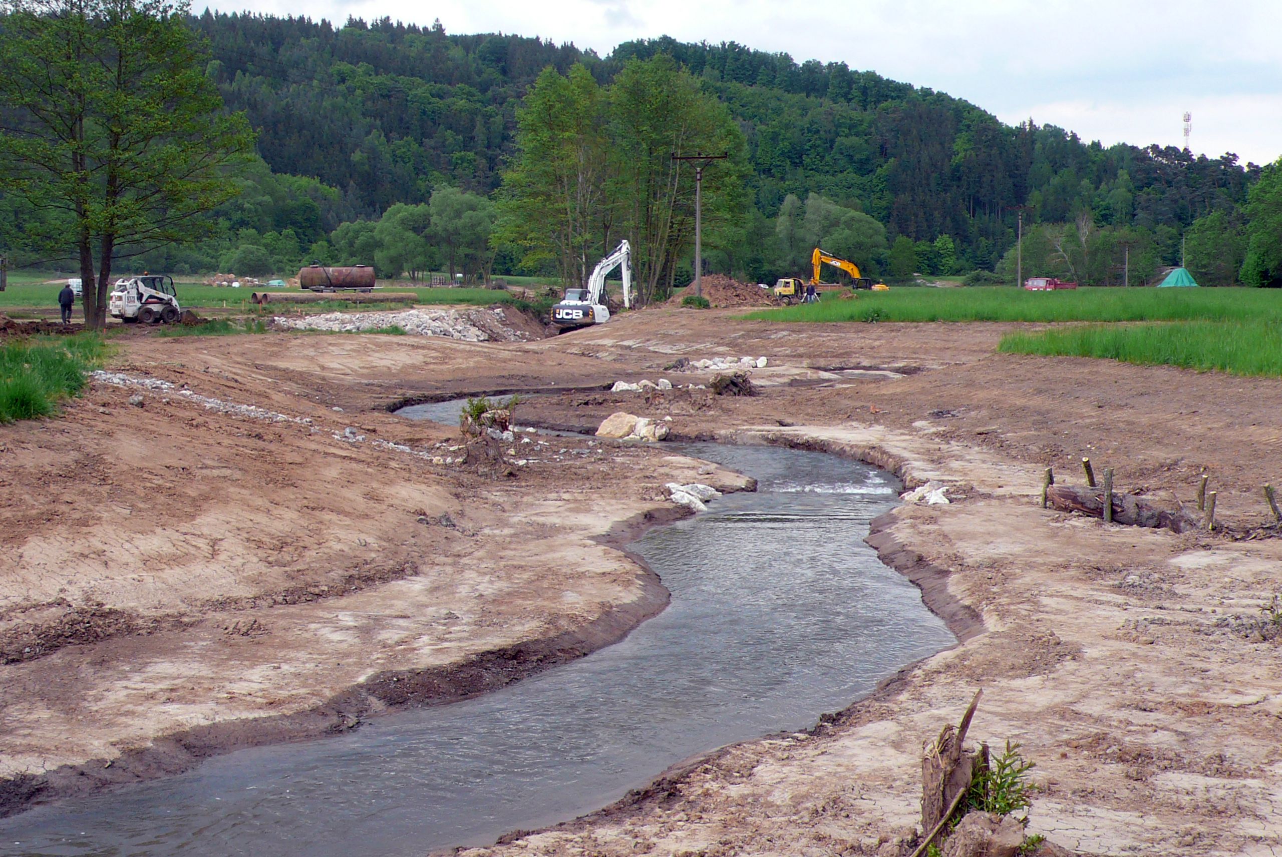 Revitalizační koryto Loděnického potoka tvoří širší povodňový průleh, v jehož dně je modelována přírodě blízká kyneta pro běžné průtoky. Foto Tomáš Just