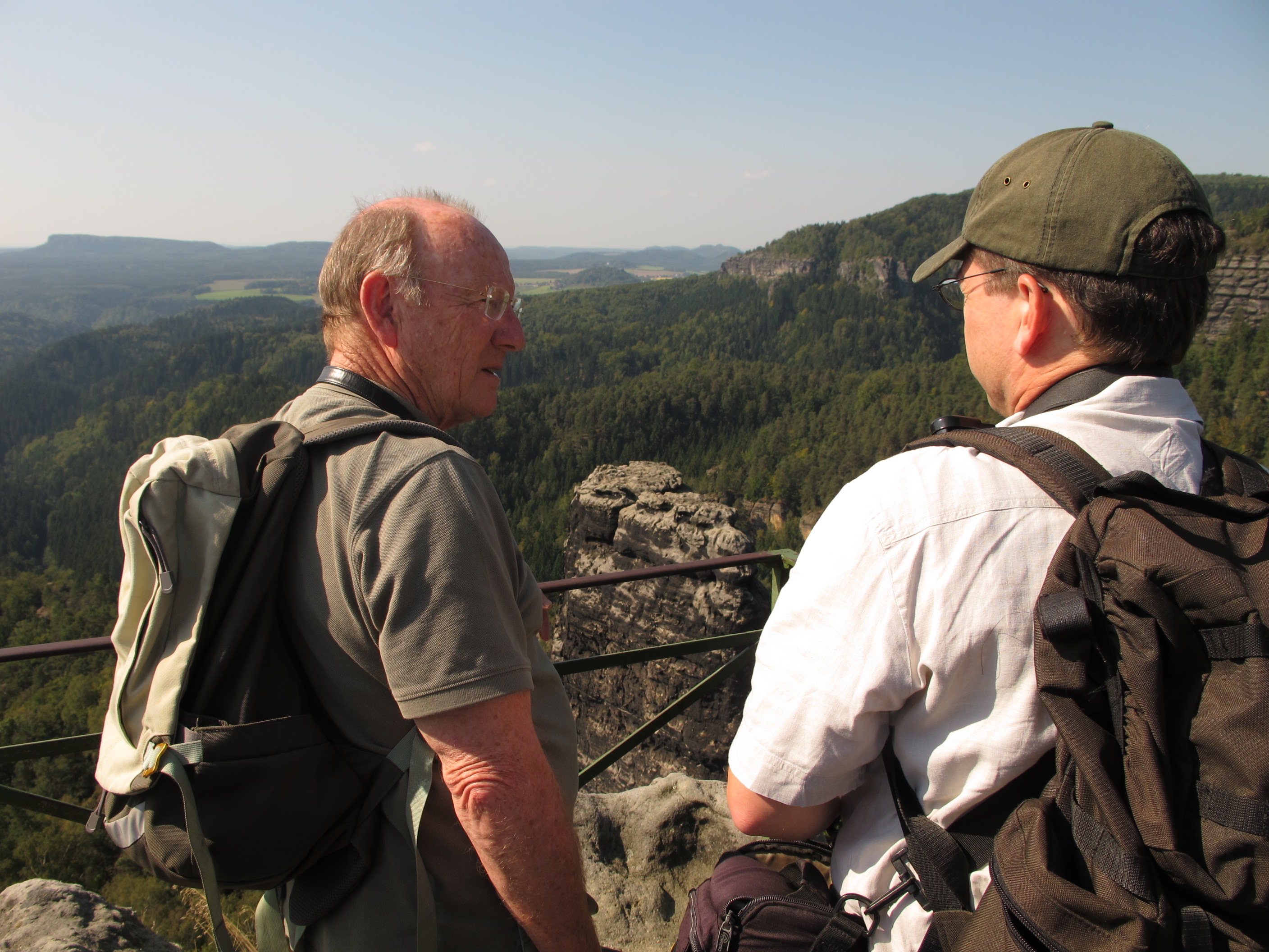 Prof. Paul Williams při exkursi na Pravčickou bránu. Foto Tomáš Salov