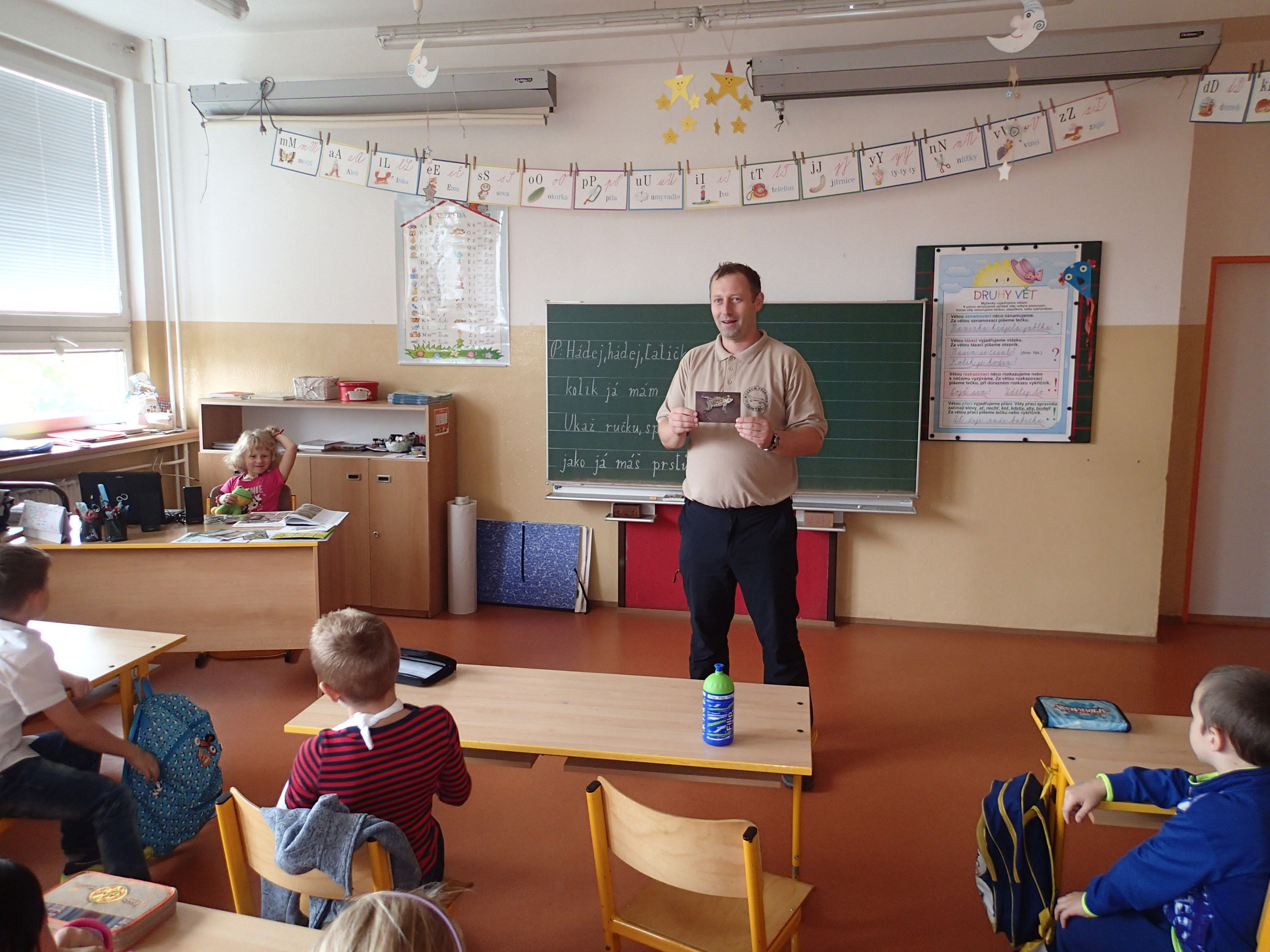 Martin Šandera a Kateřina Šanderová při propagačním programu pro školy „Nejohroženější žába  v ČR“ v pražské Základní škole U Krčského lesa. Foto Marcela Katrušáková