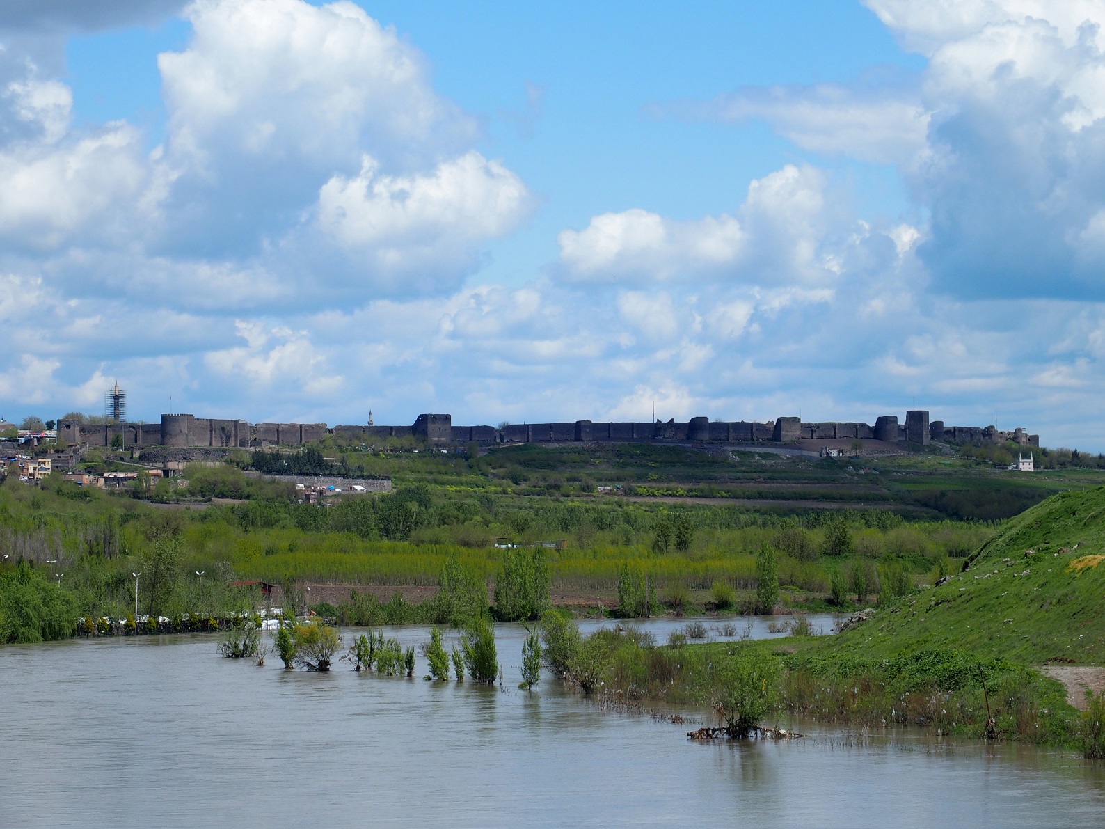 Obr. 9. Vzpomínka, nebo inspirace? Udržitelné zemědělství a regulovaná výstavba – Diyarbakır, Turecko, břehy řeky Tigris. Foto Martin Horáček