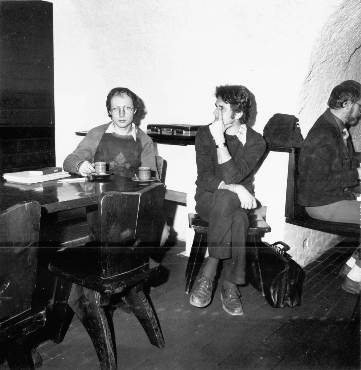 Ze zasedání Komplexní racionalizační brigády na počátku 80 let. Na snímku jsou zleva arch. Löw, ředitel Agroprojektu prof. Martínek, prof. Vaníček, Ing. Zimová. Foto archiv autorky textu