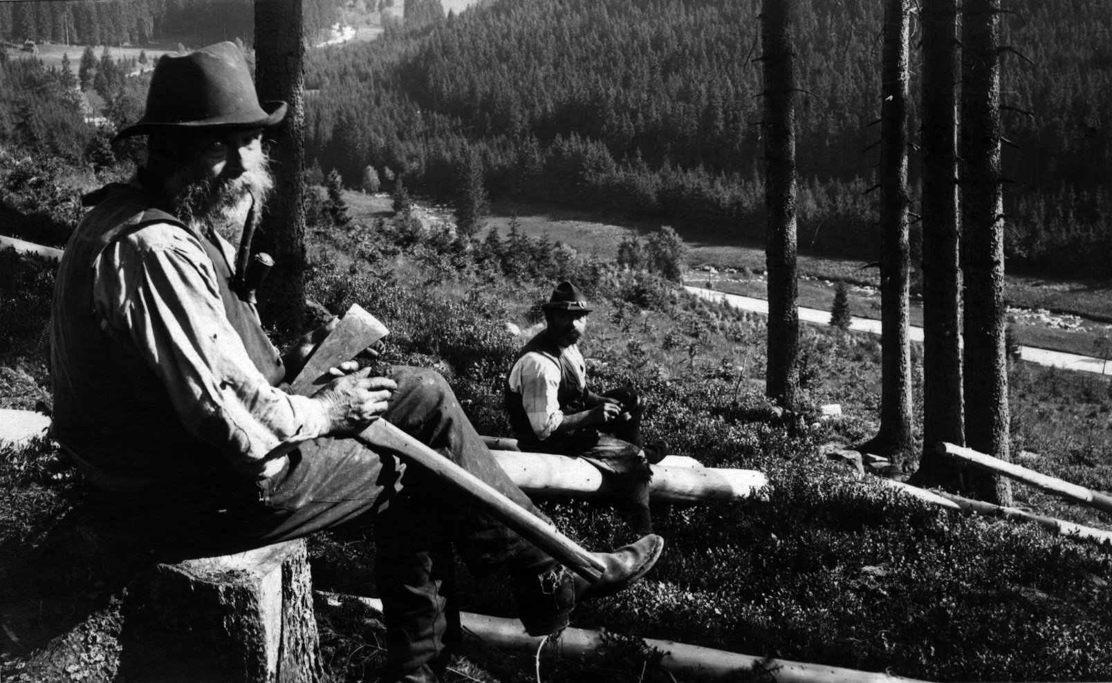 Pauza dřevorubců. Zdroj: historická pohlednice, archiv Petra Mikšíčka