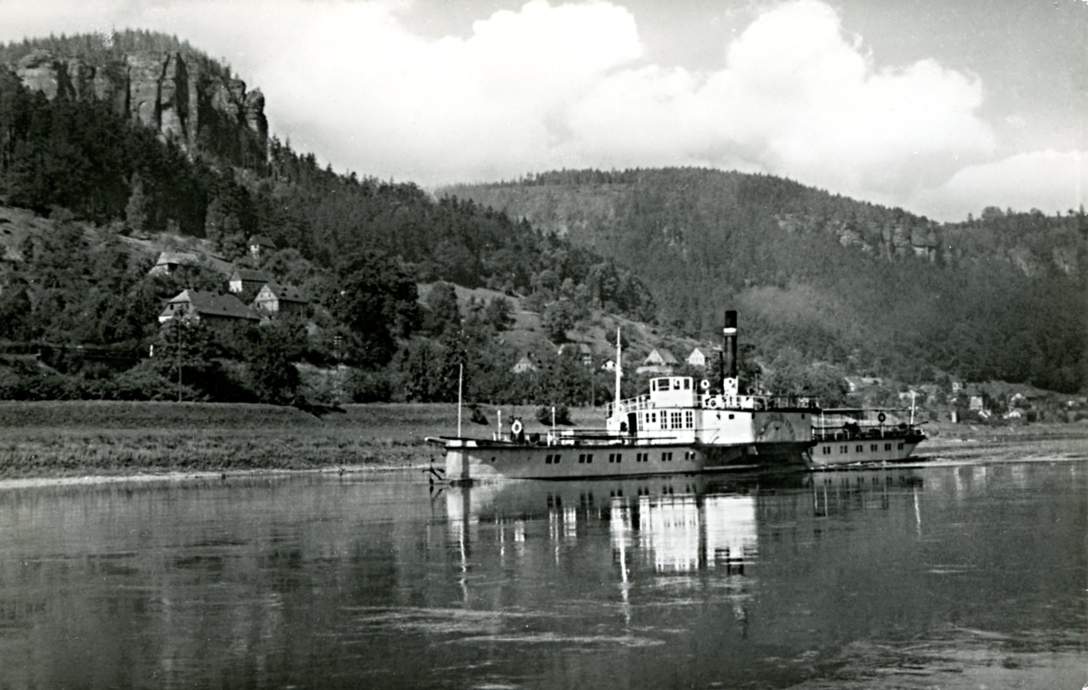 Rekreační kolesové parníky pluly a plují i při nízkých stavech vody na řece Labi. Foto archiv