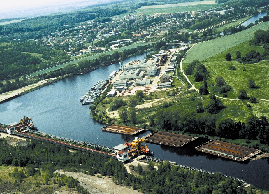 Port Chvaletice -  Přístav Chvaletice je zatím posledním přístavem na Labi. Za ním je plánovaná výstavba plavebního stupně Přelouč, který má napojit izolovanou vodní cestu u Pardubic  na evropskou síť vodních cest. Nu tuto zdrž by měl také navazovat koridor D-O-L.  Zdroj WikiCommons