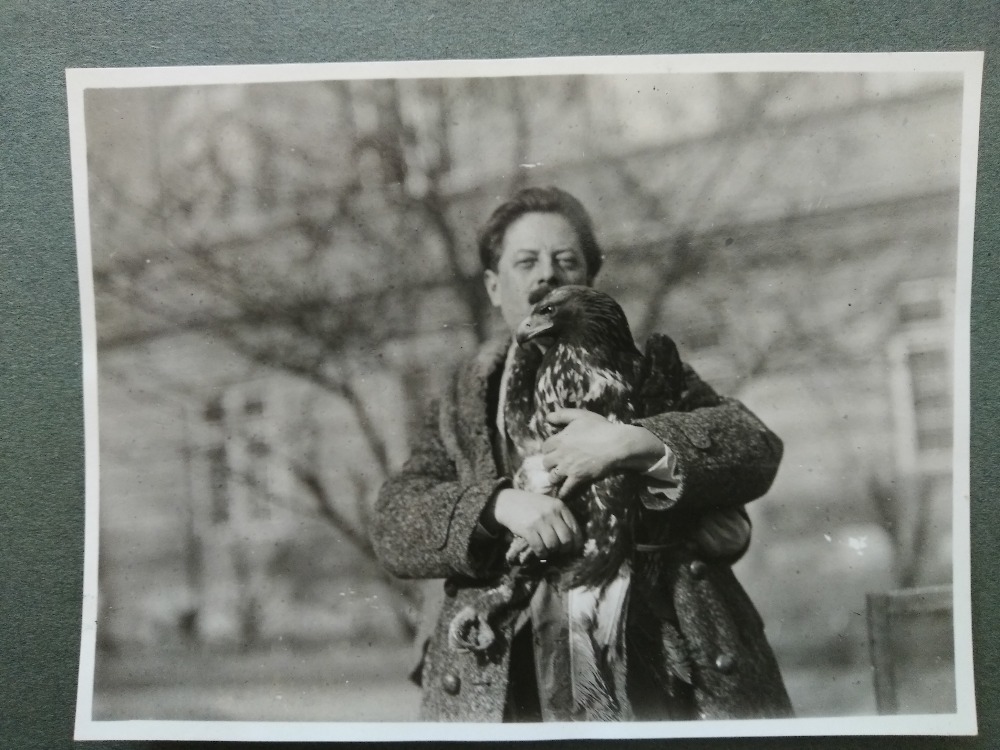 Jaro 1930, orel skalní „Solon“. Jeden z prvních exemplářů darovaný pro (o rok později) otevřenou pražskou zoo, odchycený v Mukačevu na Podkarpatské Rusi. Rudolf Maximovič byl od roku 1930 členem představenstva družstva pro vybudování zoologické zahrady v Praze. Maximovič věnoval celý svůj život v rámci ochrany přírody mimo jiné pozornost ornitologii, o čemž svědčí nejen jeho četný seznam publikací o ochraně ptactva, ale také fakt, že byl v polovině 30. let předsedou ornitologického ústavu České akademie technické a v letech 1938-1939 místopředsedou a členem výboru Československé ornitologické společnosti. Foto archiv Zdeňky Stejskalové a Vojtěcha Stejskala