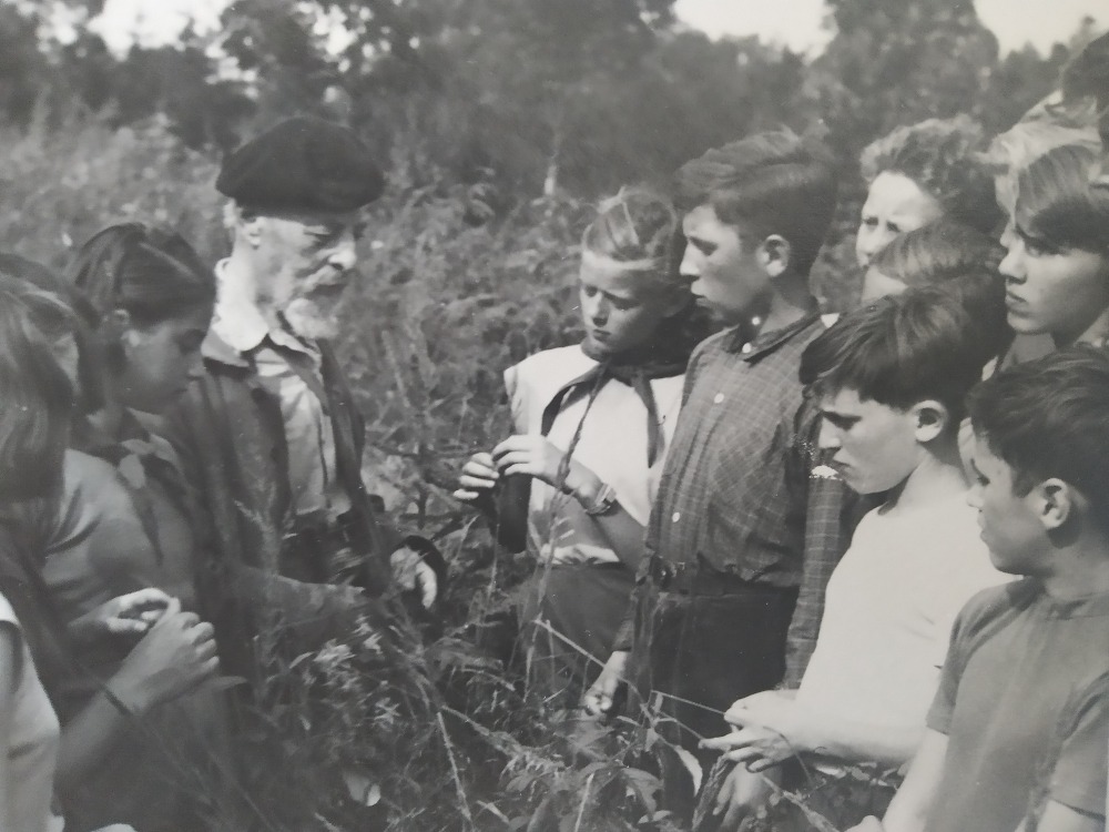 23. srpna 1955, Lipka, dětský tábor libereckých škol, po vynuceném odchodu z MŠANO v únoru 1948 byla toto první příležitost, kterak mohl R. Maximovič opět oficiálně na veřejnosti alespoň trochu odborně působit. Foto archiv Zdeňky Stejskalové a Vojtěcha Stejskala