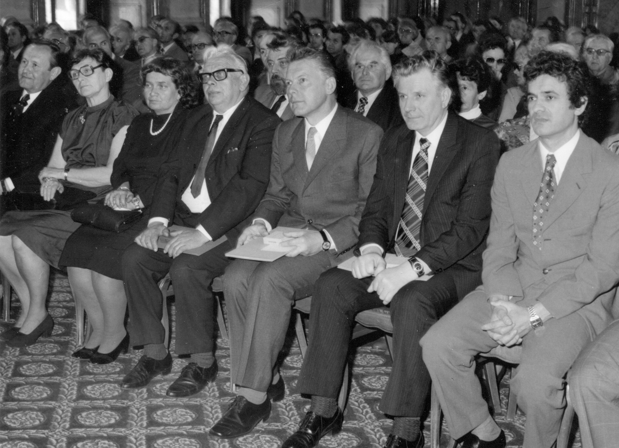 Slavnostní shromáždění k 25 letům SÚPPOP v Rytířském sálu Valdštejnského paláce, 1983. V přední řadě osobnosti naší ochrany přírody a památkové péče, zleva: Dr. Čeřovský, Dr. Leiská, Dr. Maršáková, Dr. Tříska, Dr. Herout, Dr. Skřivánek, Dr. Kučera. Foto archiv Bohumila Kučery