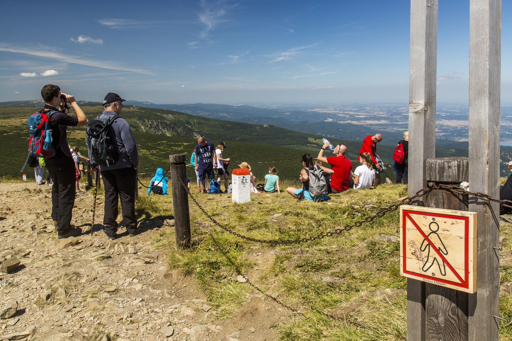 Vrchol Sněžky - prostor pro návštěvníky od prostoru pro přírodu oddělují řetězy. Množství turistů to v minulosti ale nerespektovalo. Foto Správa KRNAP