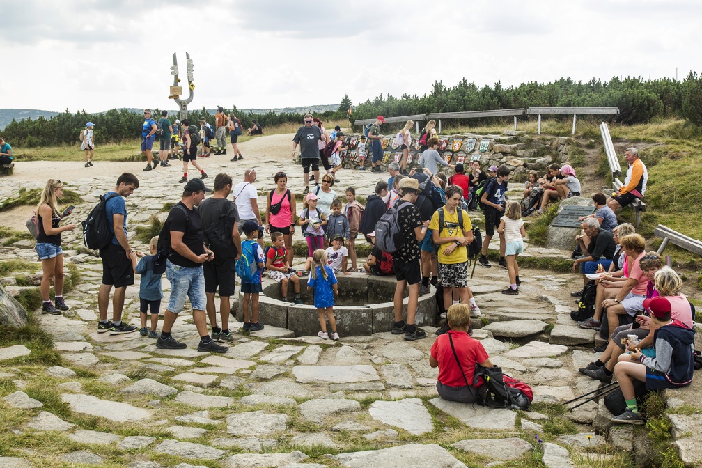 Rozvoj turismu bezesporu hraje klíčovou roli pro život v horském regionu. Příroda pro něj ale paradoxně stále představuje spíše překážku než partnera a nic nenasvědčuje tomu, že by se tento sebedestruktivní přístup měl v blízké době změnit. Foto Správa KRNAP, Kamila Antošová