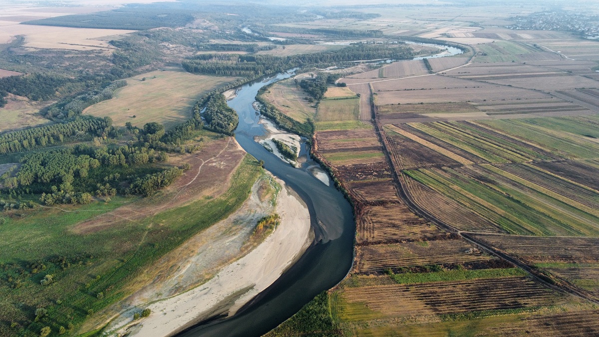Nejen krajina Balkánu (na fotografii jižní Rumunsko), ale obecně krajina států východně od naší  republiky, vykazuje vyšší diverzitu, než tomu je v České republice či v některých západních zemích. Některé její znaky, jako například více krajinných prvků, menší velikosti polí, úseky řek přirozeně proudící mimo intravilány obcí aj., potřebujeme vnést i do naší krajiny, a to především do našich nížin. Foto Jiří Šantavý