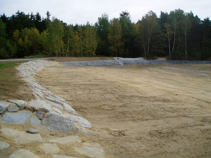 Velké množství financí se vyčerpalo na odbahnění rybníků. Foto opzp2007-2013.cz