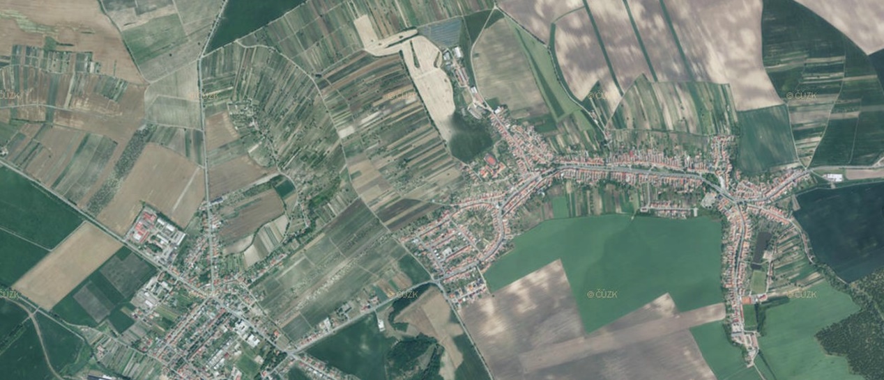 V přednášce o vývoji české krajiny se rozebírají i změny v krajinném zrnu. Zde okolí Čejče, kde ještě můžeme najít i drobná políčka. Foto kontaminace.cenia.cz