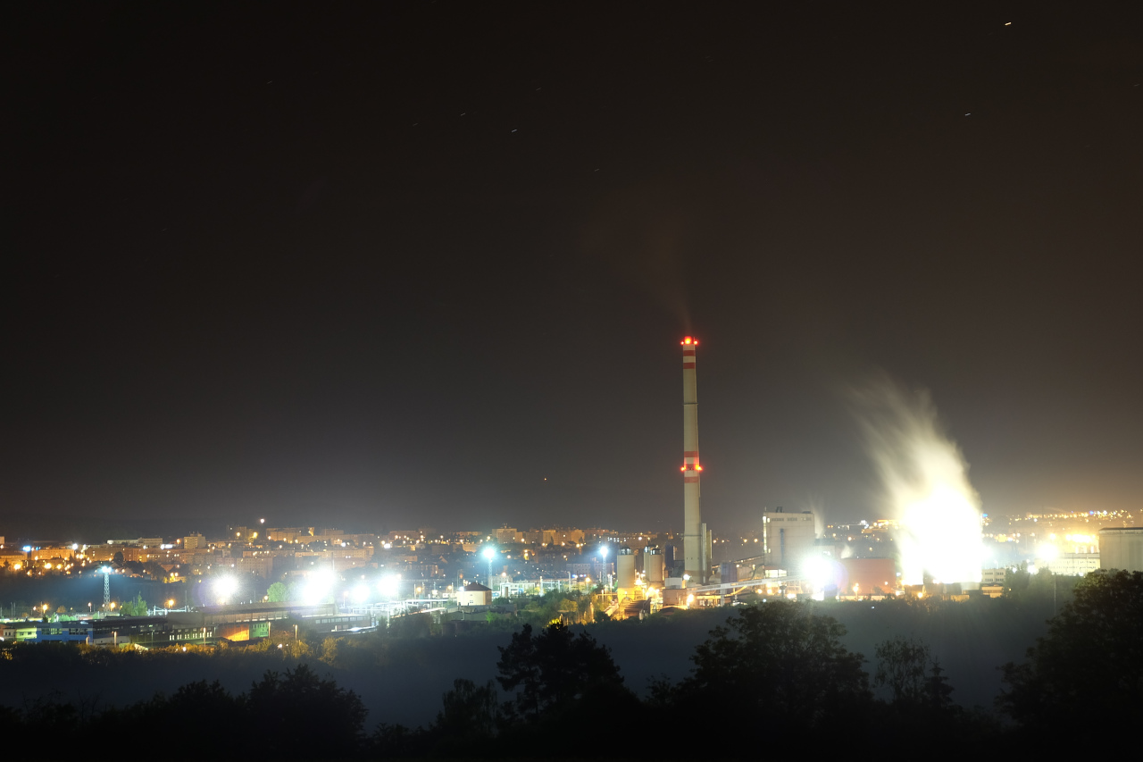 Světelné bomby. Průmysl představuje významný zdroj světelného znečištění. Nevhodně nasměrované / špatně cloněné světlomety posílají enormní množství světla do širokého okolí, zcela zbytečně. Takový zdroj je viditelný na vzdálenost mnoha desítek kilometrů. České dráhy  a Plzeňská teplárenská, Plzeň. Foto: Michal Bareš