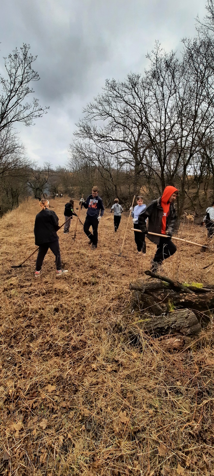 Zapojení studentů při obnově stepních lokalit v NPR Pouzdřanská step – Kolby. Foto Vilém Jurek