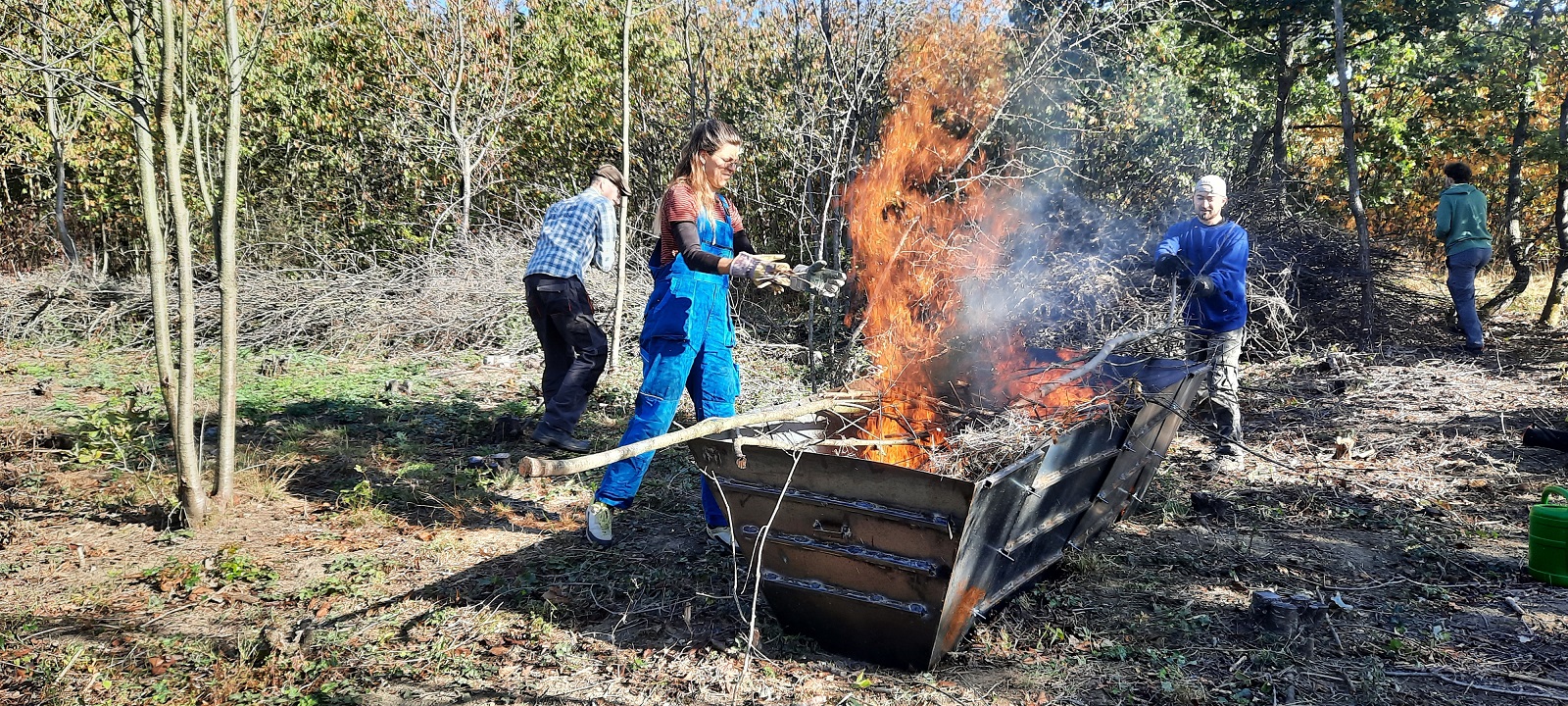 Pořád něco zkoušíme – třeba výrobu biouhlu z vyřezaného klestu při obnově stepních biotopů. Foto Vilém Jurek