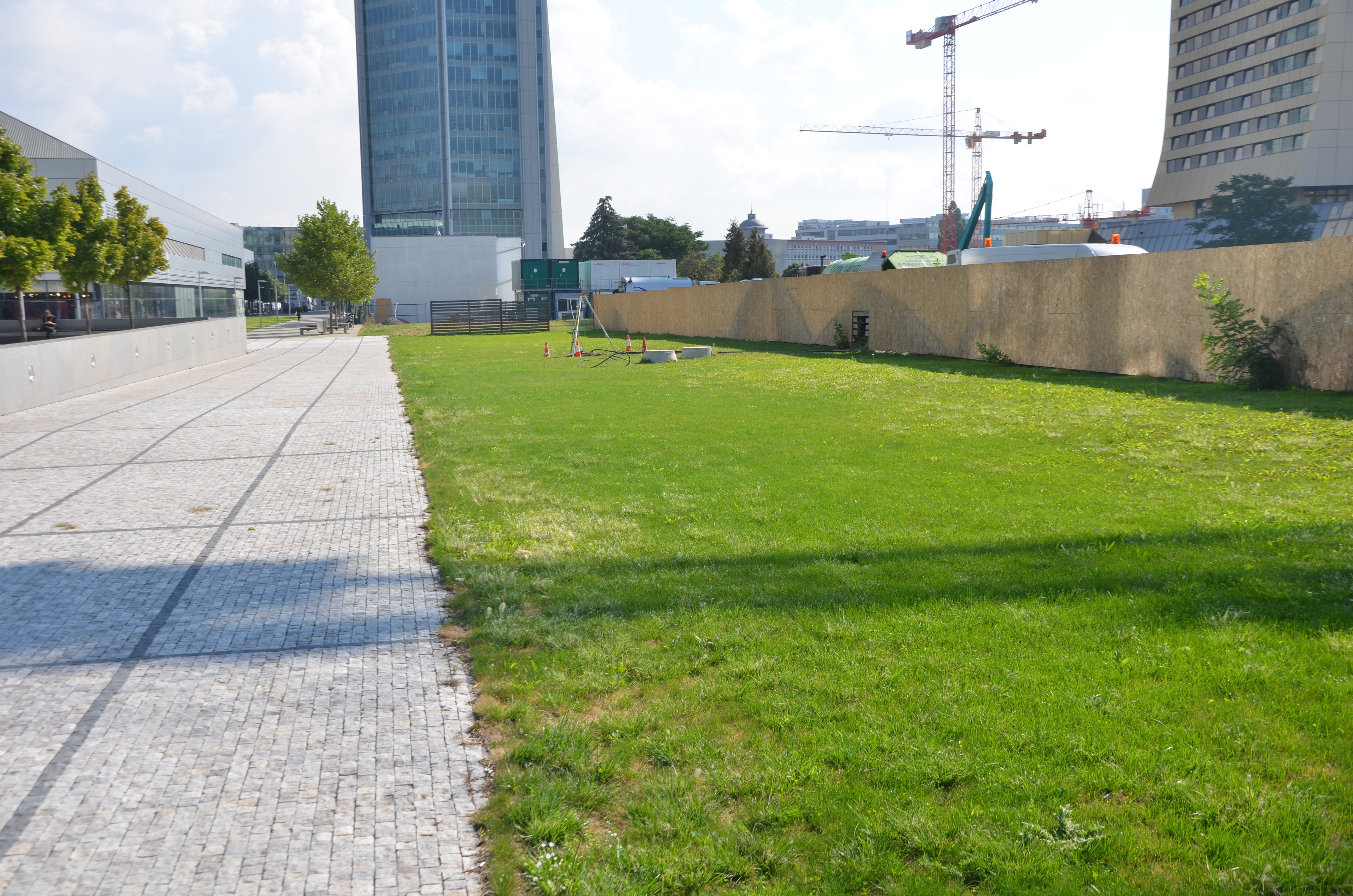 Obr. 4 Je škoda, když okolí budovy dominuje pouze beton, dlažba a intenzivně sekané trávníky (City Tower, Praha). Taková místa lze ale poměrně jednoduchými opatřeními významně oživit. Foto Ondřej Sedláček.