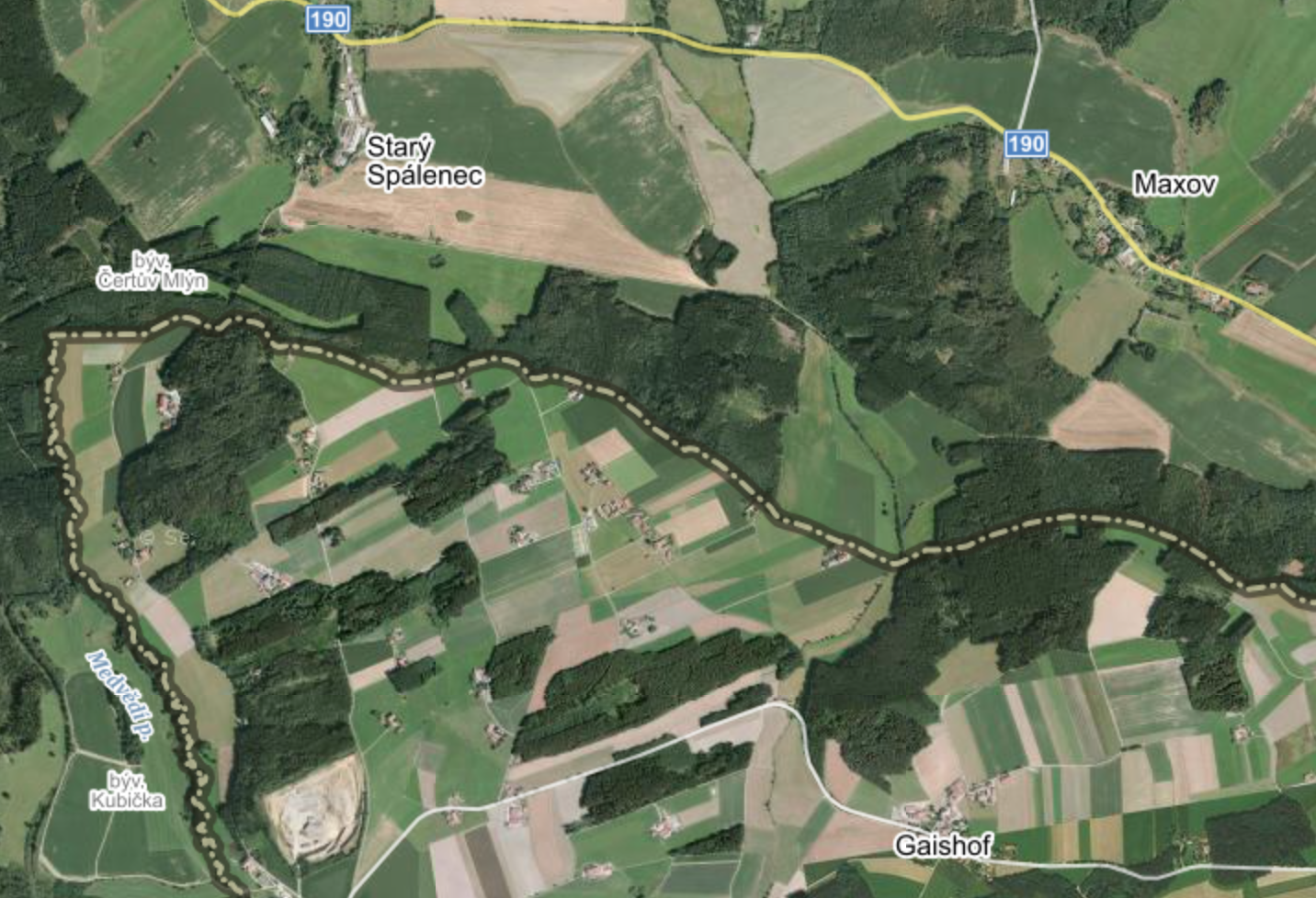 Rozdíly v hospodaření v různých státech jsou výrazné, zde česko-bavorská hranice. Foto mapy.cz