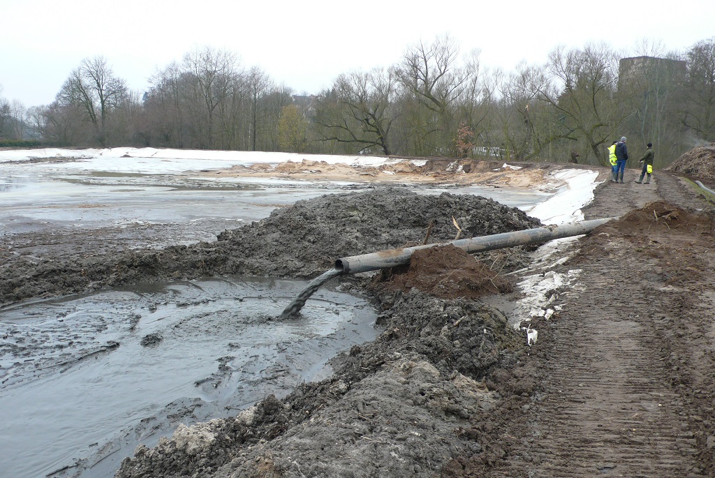 Zvláště náročný moment odbahňování mokrou cestou – sacím bagrem – představuje nakládání s těženou směsí vody a sedimentu. Dekantační laguny, plněné při odbahňování v Týnci nad Labem. Po odvodnění bude materiál odvezen a prostor uveden pokud možno do původního stavu. 