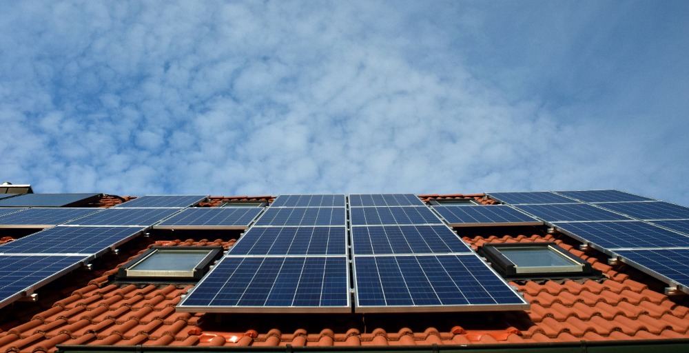 Podle dvou různých analýz by v Česku solární elektrárny na všech technicky vhodných střechách a fasádách pokryly zhruba čtvrtinu spotřeby elektřiny. Zdroj Cech akumulace a fotovoltaiky