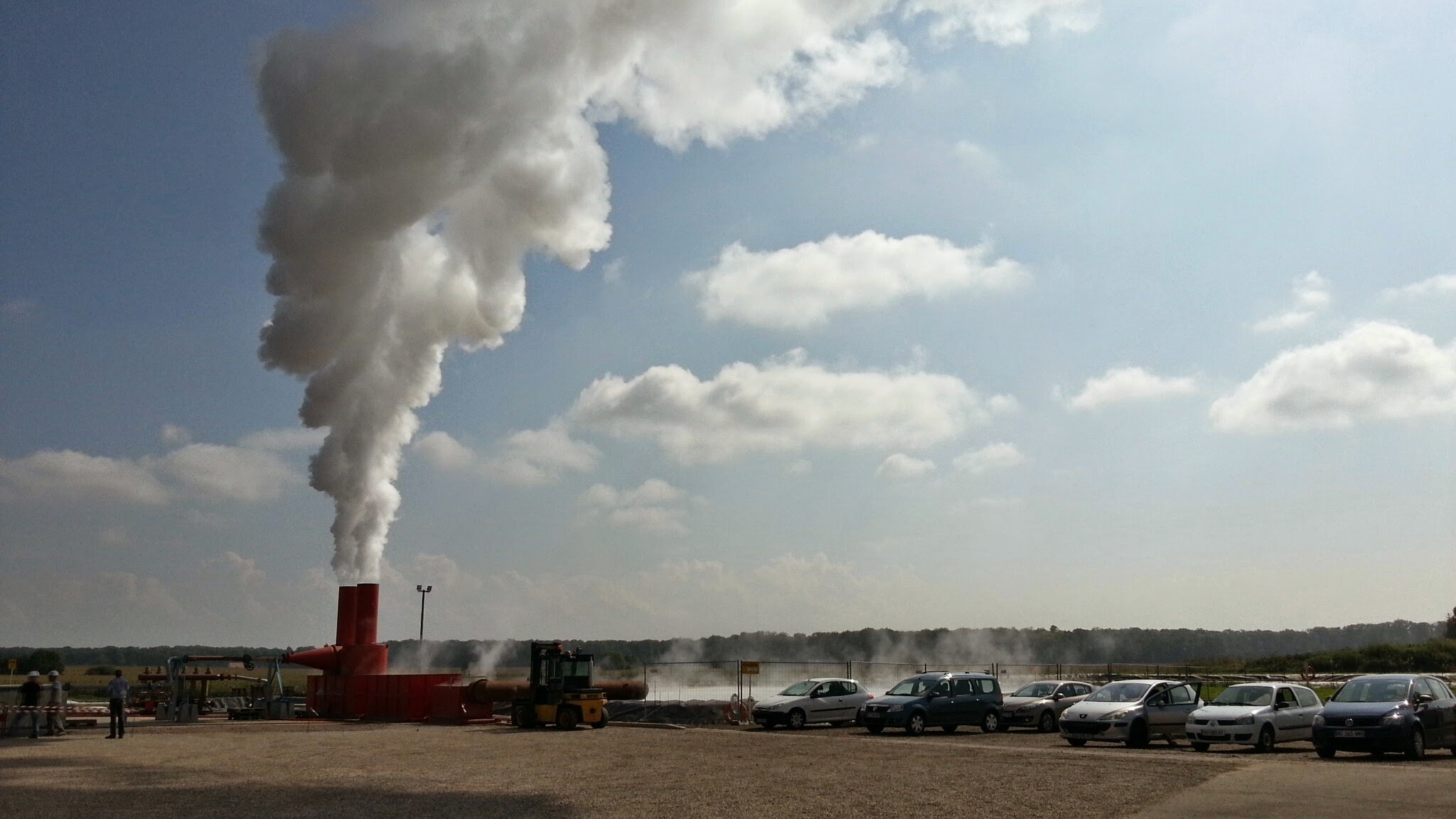 Vrt geotermální elektrárny Rittershoffen ve Francii před dokončením elektrárny. Vrt při hloubce  2,5 km poskytuje teplotu až 160°C. Foto Jan Holeček